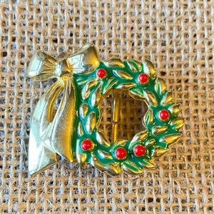 Dotty Smith belt buckle vintage Christmas holly wreath and bow in goldtone metal